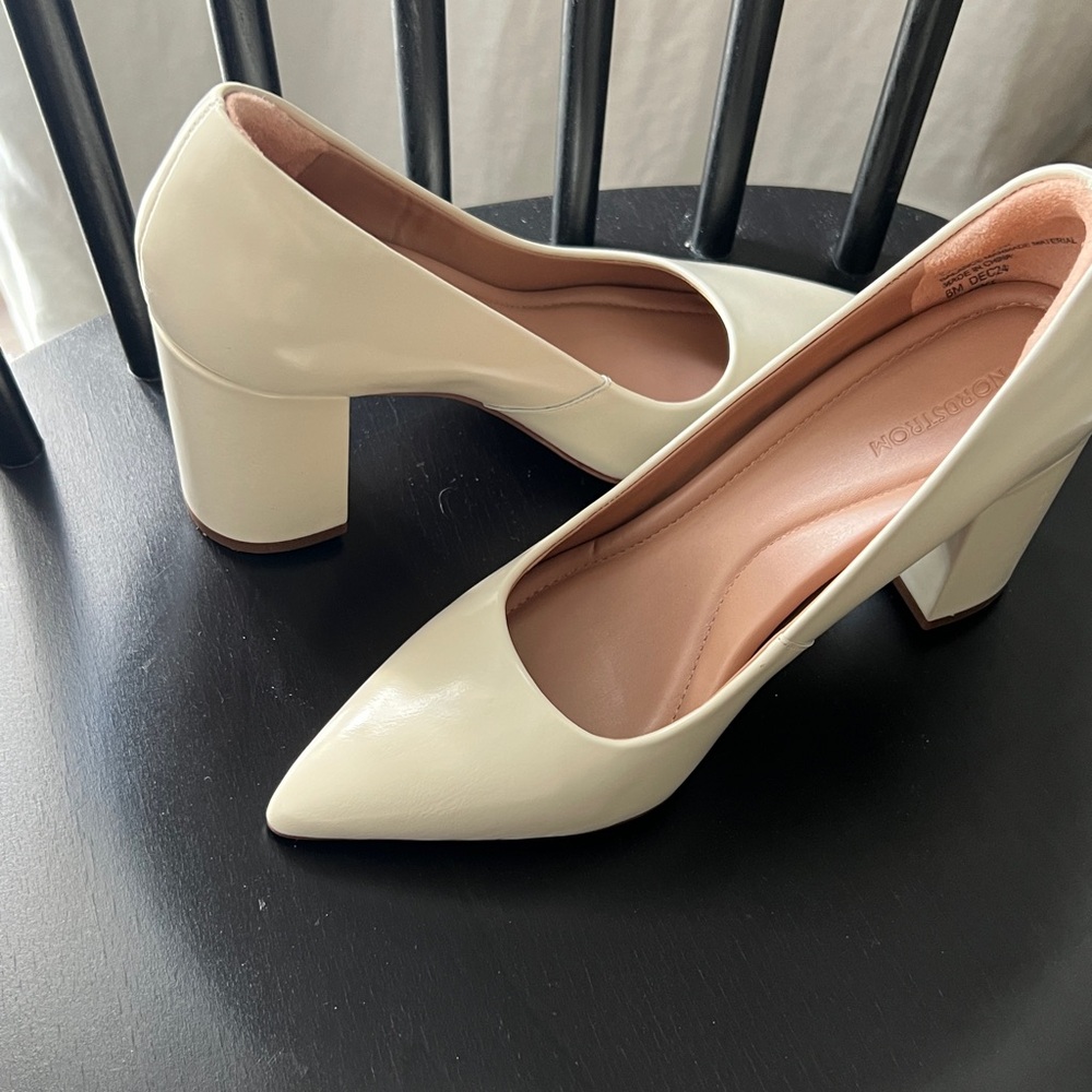 Nordstrom - Poppy Pointed Toe Pump (Women) in Ivory White